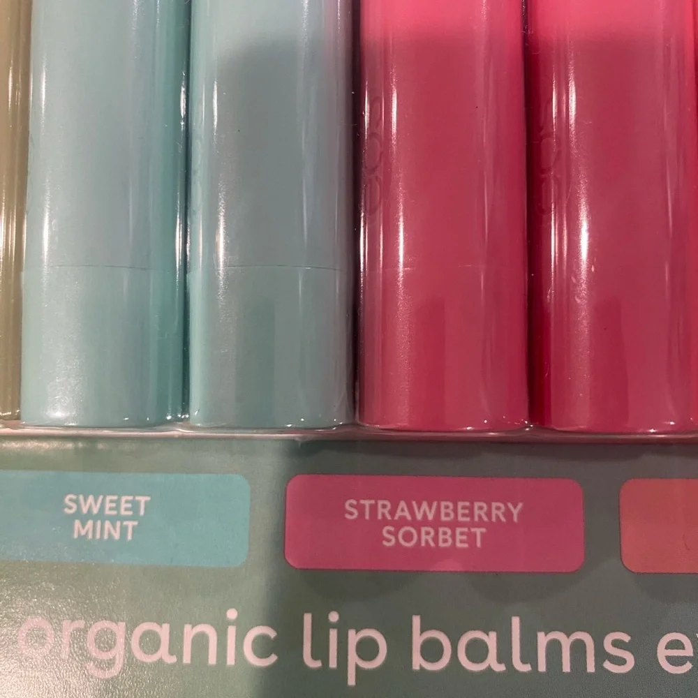 9 organic 100% natural EOS lip balms! A variety of colors and scents- see pic💋